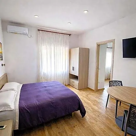 Merina Bed and Breakfast Βιέστε